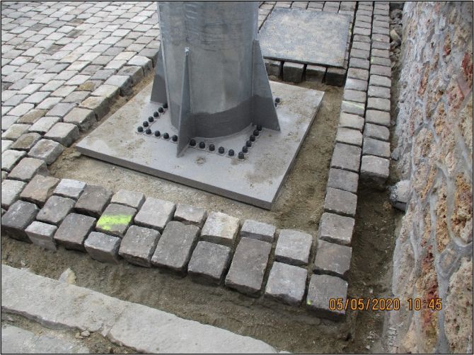 Pose des mâts métalliques et installation des filins anti-hélicoptère, au centre pénitentiaire de FRESNES.